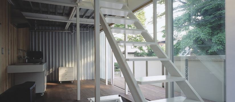 木デッキテラスとつながる鉄骨階段のあるテラスフロア