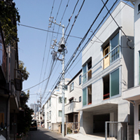 下町路地に面するコンクリート３階建住宅