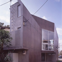 コンクリート３階建住宅玄関ファサード